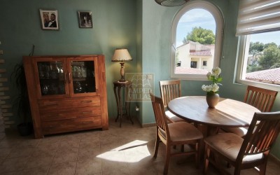 Chalet con apartamento de invitados, piscina y amplias zonas exteriores en Santa Clara, Altea